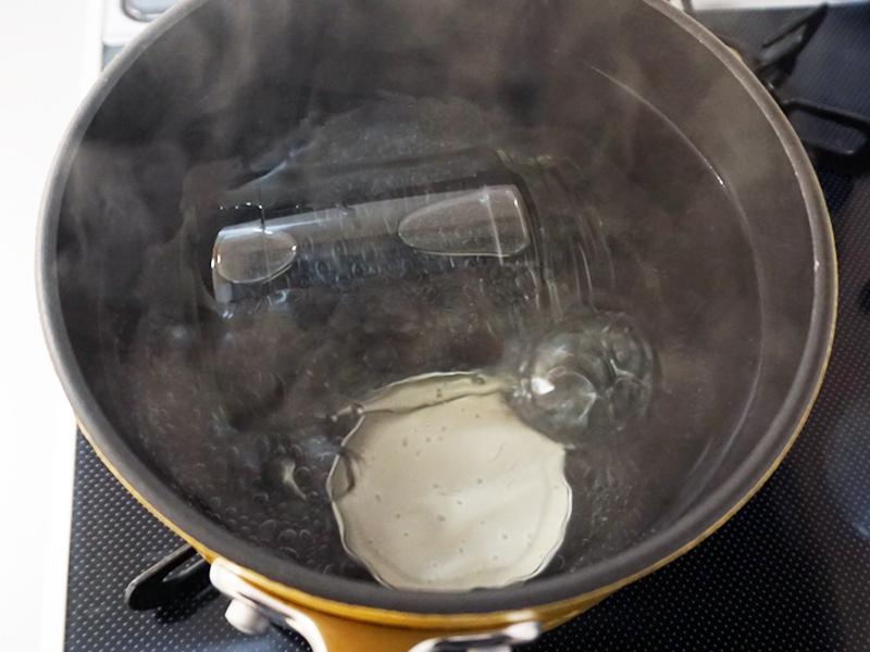 鍋に水とガラス瓶・蓋、スプーンを入れて沸騰させます。沸騰したらそのまま10分間中火で煮沸します。