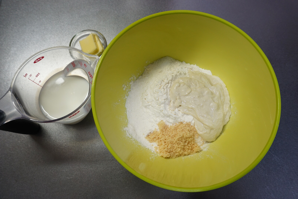 ボウルに強力粉・砂糖・塩・元種を用意します。 牛乳とバターは別に用意しておきます。