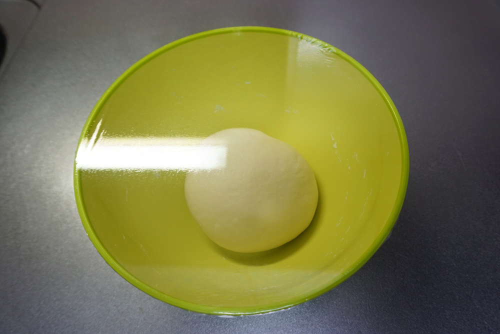 【一次発酵】ラップをかけて約2~3倍になるまで暖かい場所で発酵させます。(夏場はおおよそ6時間、冬場は8時間程度かかります。)