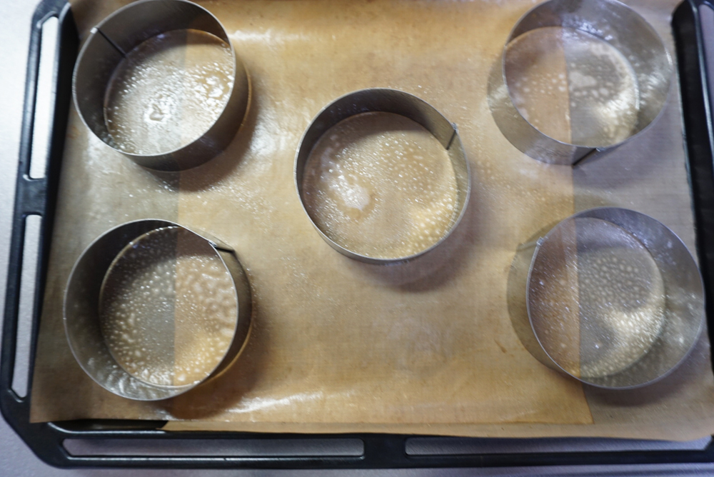 天板にオーブンシートを敷き、セルクルを置きます。セルクルに油脂を塗っておきます。 ※私はスプレータイプのオイルを使っています。