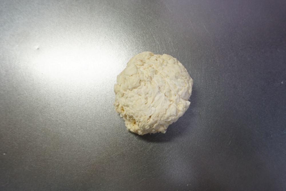 生地の状態を見ながら水を足し、さらに混ぜます。ひとまとまりになったところでボウルから出します。