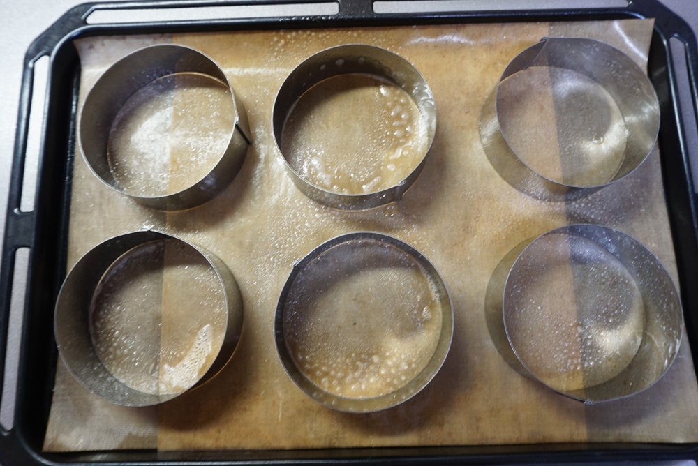 天板にクッキングシートを敷き、9cmセルクルを並べてオイルを塗ります。※私はスプレータイプのオイルを使っています。