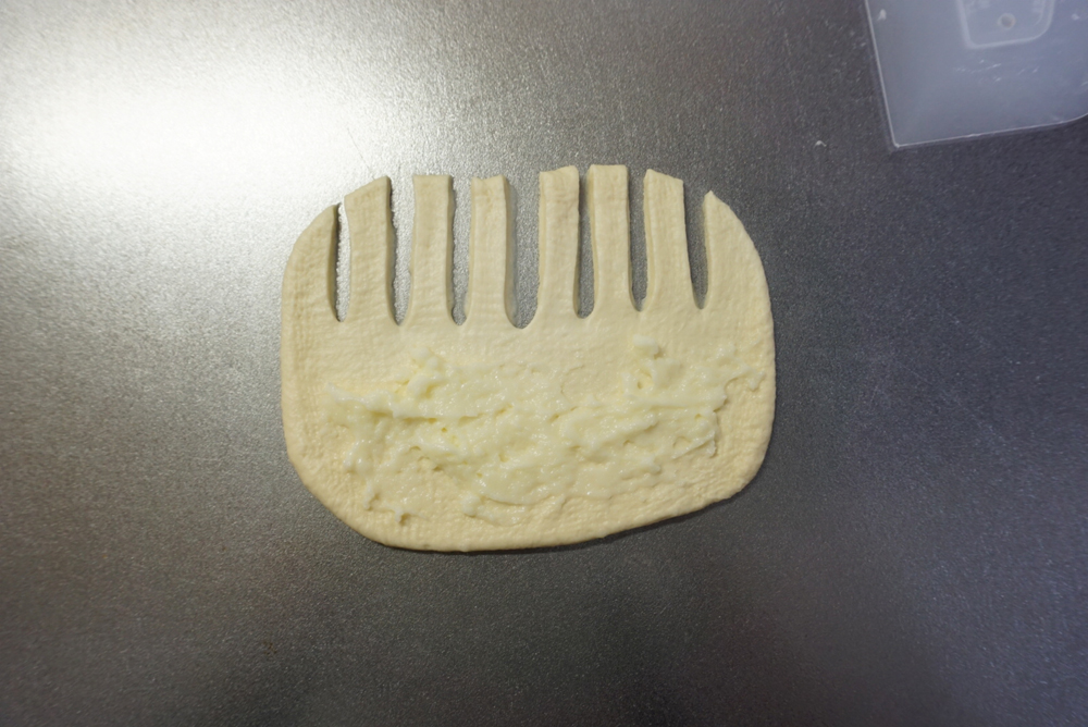 生地を20cm×15cm程度の長方形に伸ばし、上半分に1.5cm間隔で切り込みを入れます。