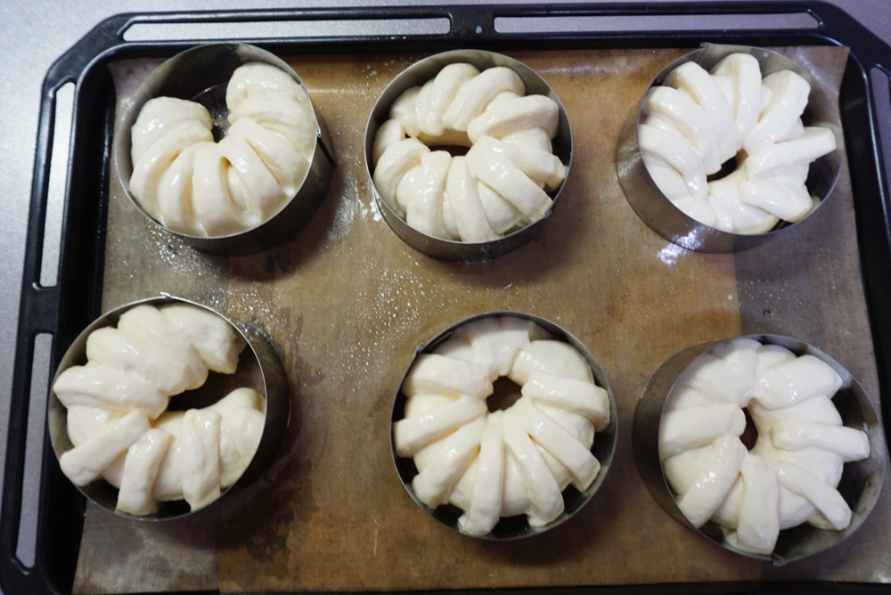 お好みで牛乳(分量外)を塗ります。※焼き色が付きやすくなります。