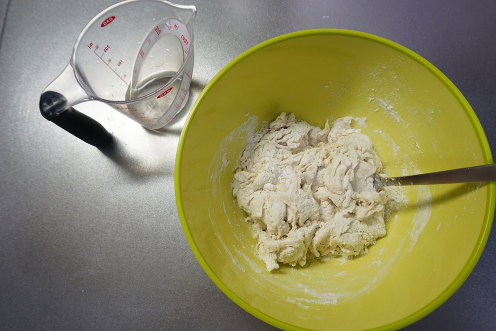 ぬるま湯（夏場は冷水）を9割ボウルに注ぎ、菜箸やスプーンでボウルの中を混ぜます。