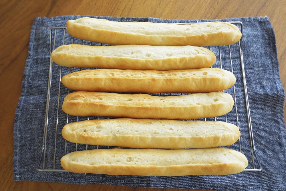 190℃に予熱したオーブンで14分焼きます。 焼きあがったところで、ケーキクーラーなどに乗せて粗熱を取ります。