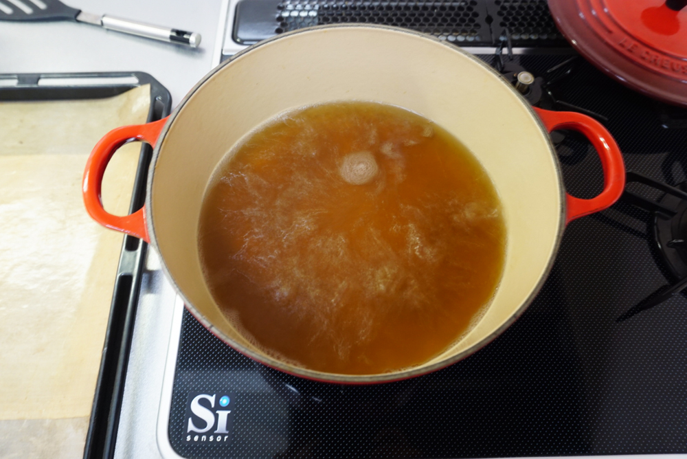 オーブンを190℃に予熱します。 鍋に2Lのお湯を沸かし、モラセスを大さじ1加えます。