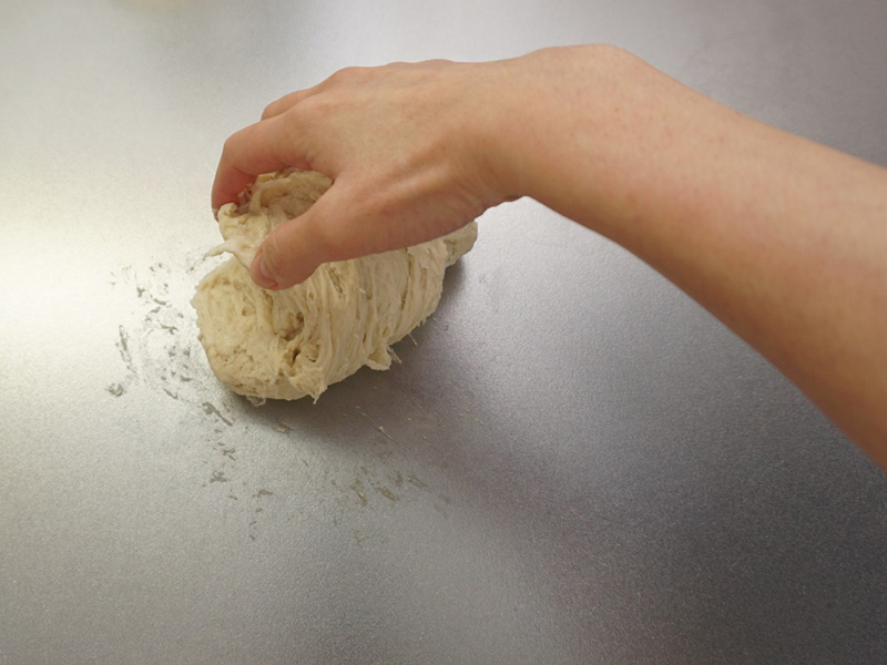 奥の生地がたまったところで、生地を手前にまとめ直します。この動作を繰り返し、8分ぐらい捏ねます。