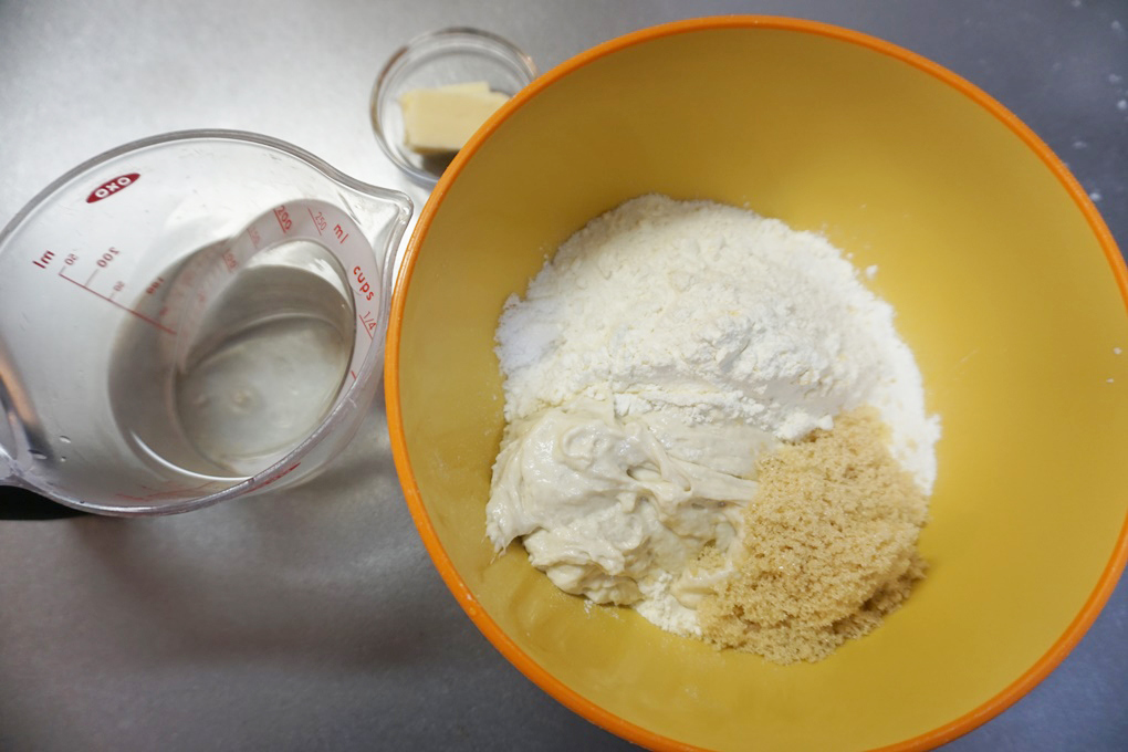 ボウルに強力粉・元種・砂糖・塩を入れておきます。 バター、ぬるま湯はそれぞれ別に用意しておきます。