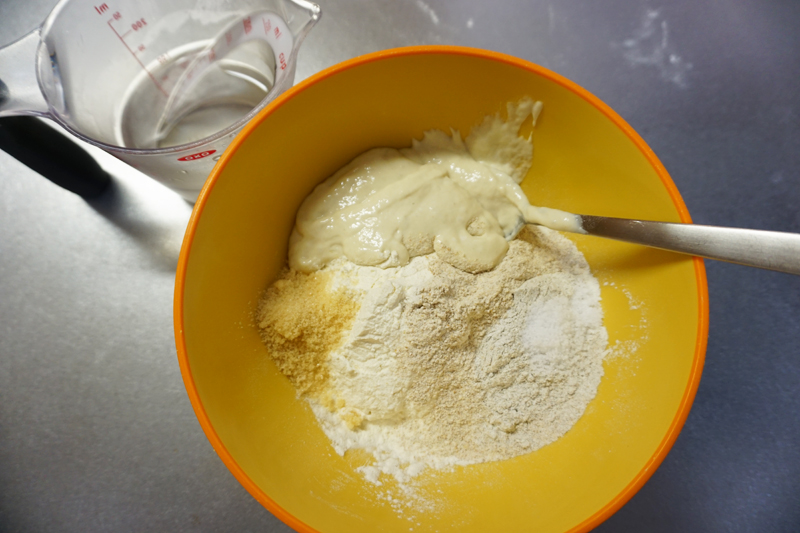 ドライイーストと砂糖は隣り合わせで、塩は離してボウルに入れます。バター、ぬるま湯はそれぞれ別に用意しておきます。