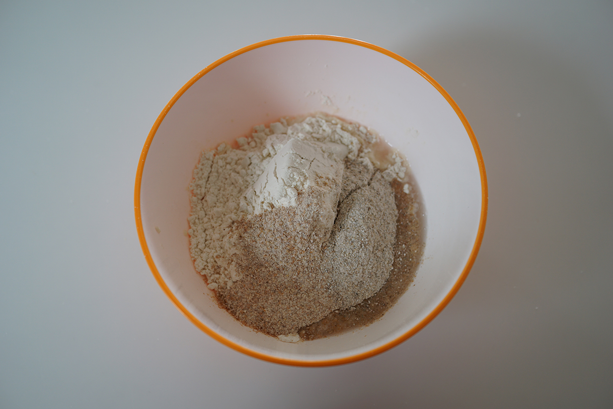 準強力粉、ライ麦粉、全粒粉を入れます。