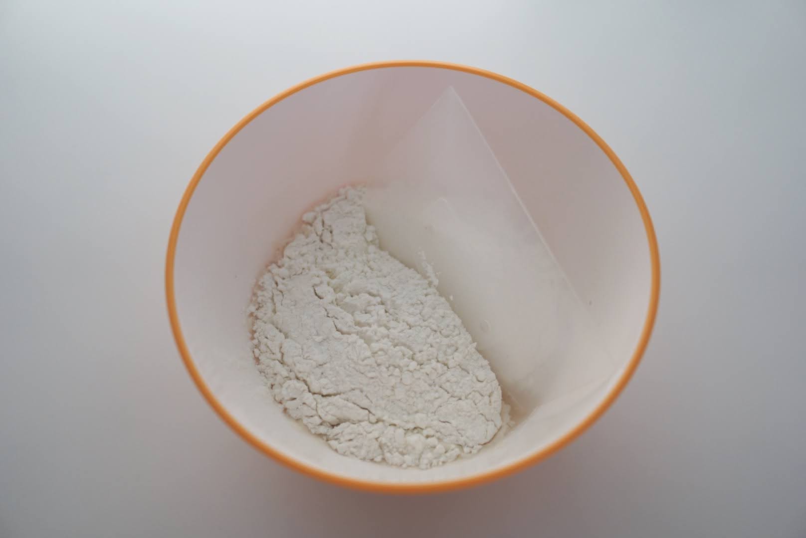 準強力粉を入れて、カードで切るように混ぜます。 練らないように(捏ねないように)混ぜてください。