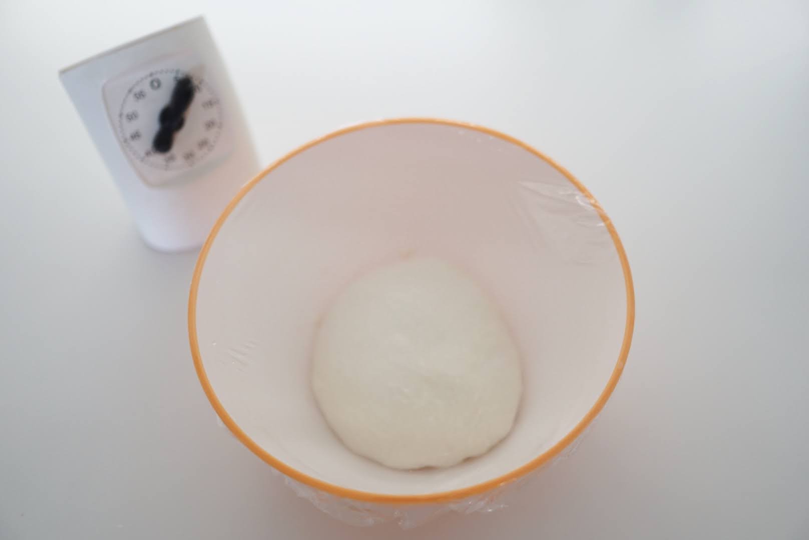 ラップをかけて30分程度置きます。 気温が低い場合はオーブンの発酵機能などで温度を保ってください。