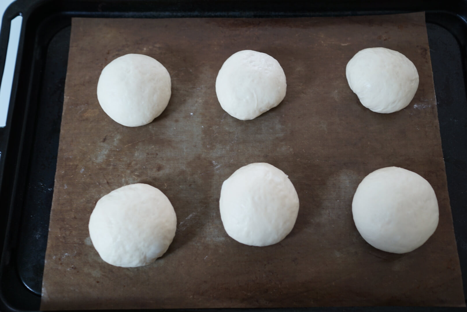 大体1.5倍になったところでラップなど乾燥防止のものを取り外します。 そのまま5分程度放置し、クープを入れ易い状態にします。 オーブンを230度(スチームあり)に予熱します。