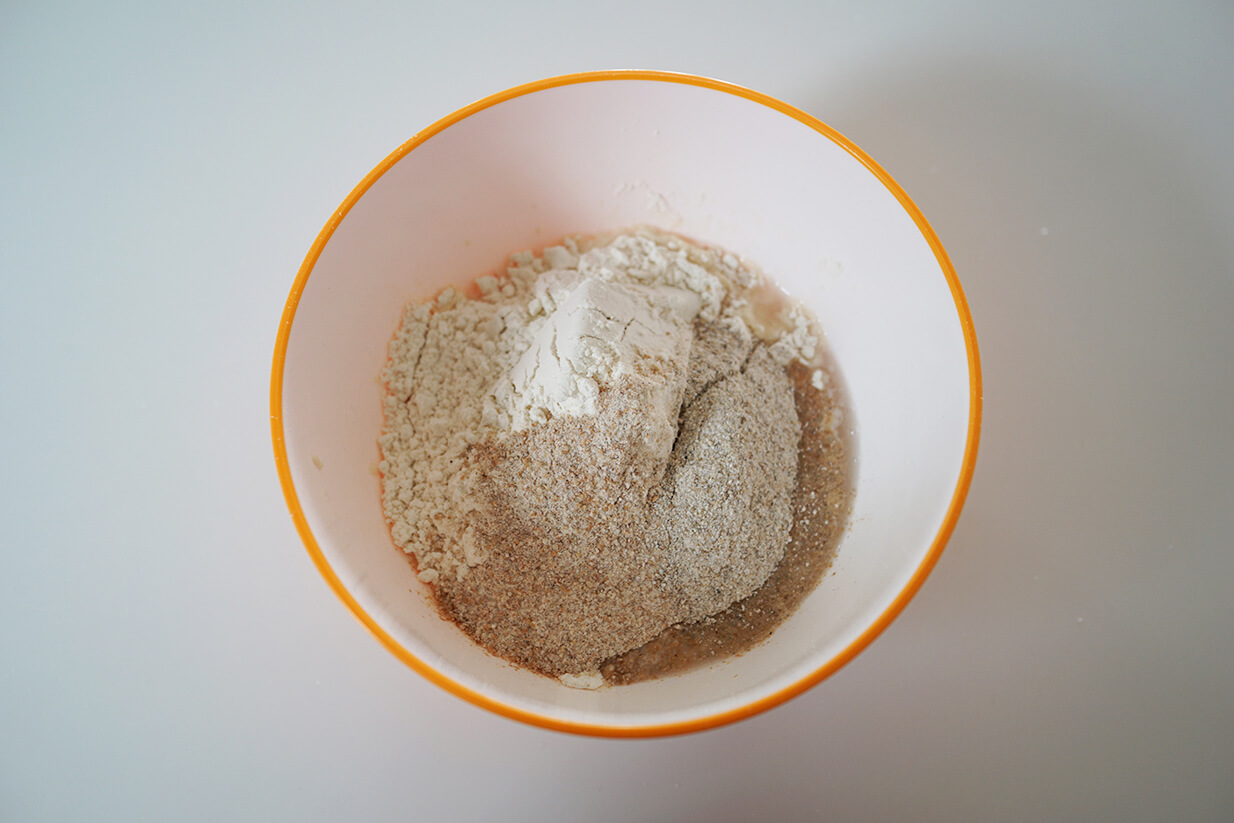 準強力粉、ライ麦粉、全粒粉を入れます。