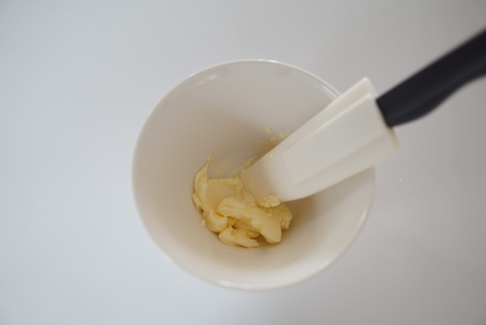 【柄用クッキー生地作り】 バターを室温に戻し、クリーム状に練ります。