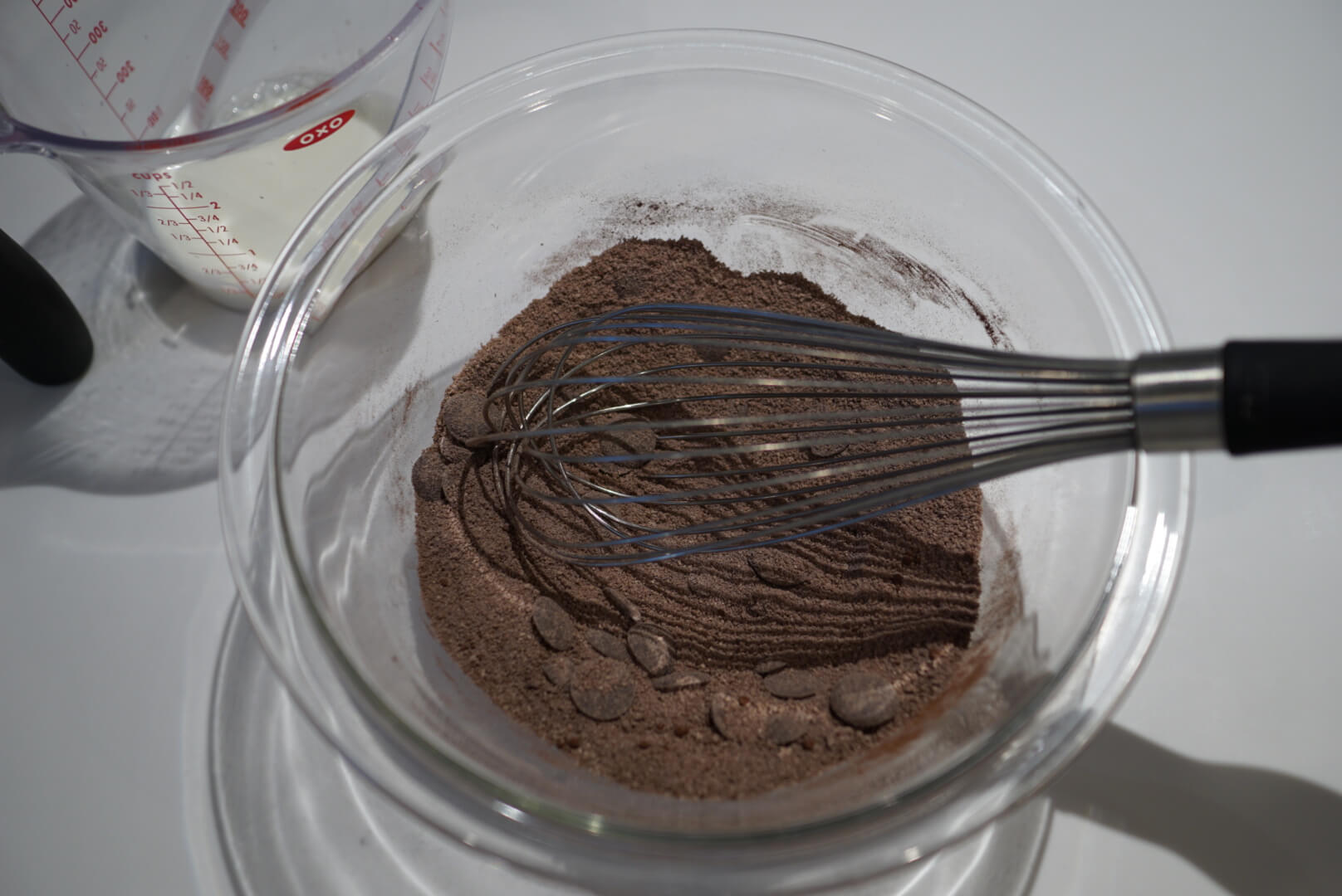 【チョコシート作り】 耐熱ボウルに●の材料を入れてよく混ぜます。