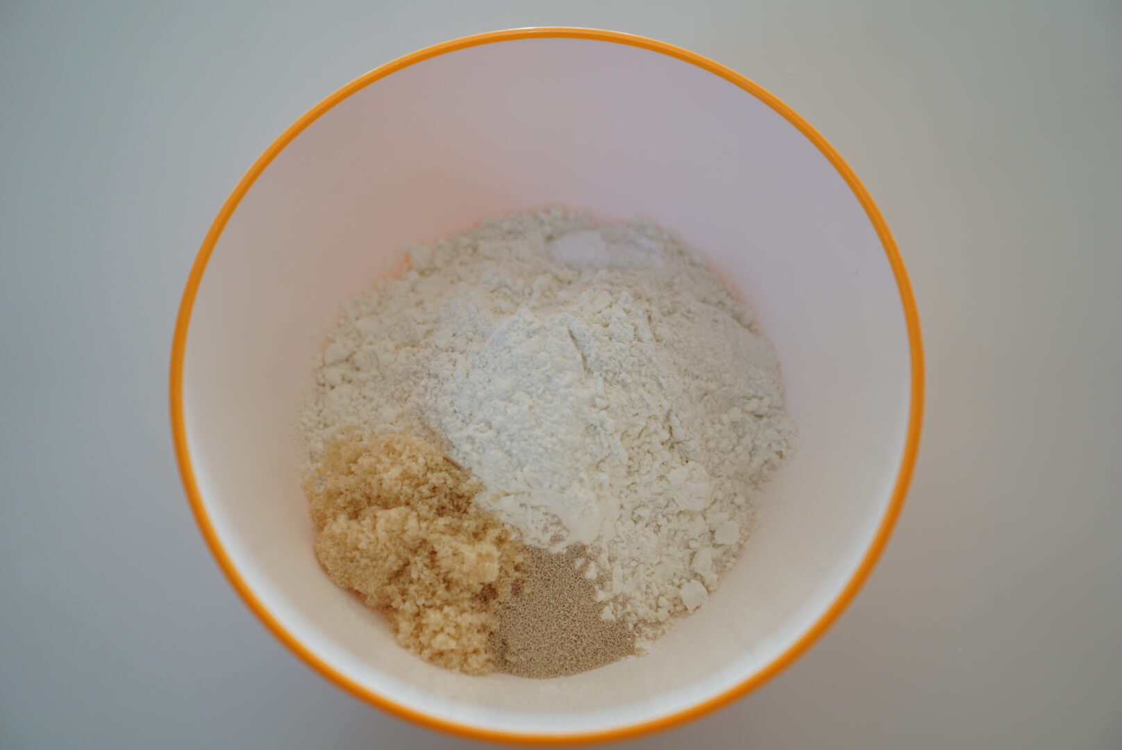 【生地作り】 ボウルに強力粉・ドライイースト・砂糖・塩を入れておきます。