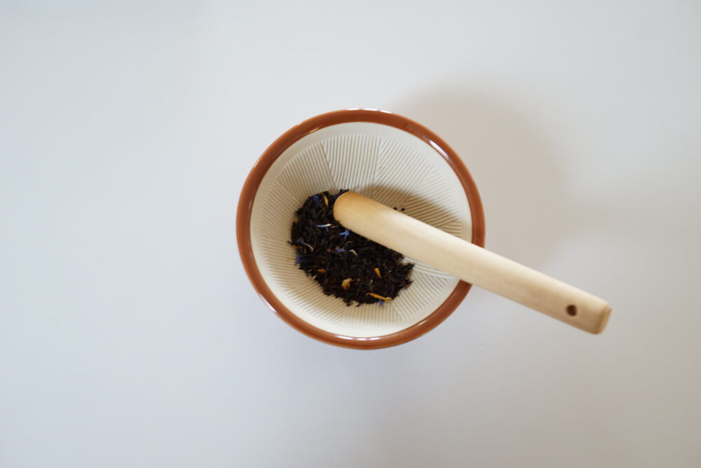 大きな茶葉の場合は茶葉をすり鉢などで細かくします。